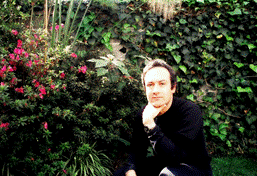 Un hombre con una flor en el jardn

Descripcin generada automticamente