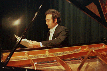 Un hombre sentado en un piano

Descripci�n generada autom�ticamente con confianza media