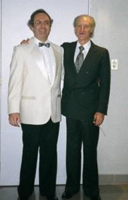 Un hombre en traje posando para una foto

Descripci�n generada autom�ticamente