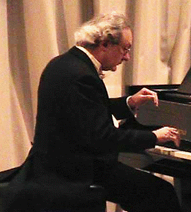 Un hombre sentado en un piano

Descripcin generada automticamente con confianza media