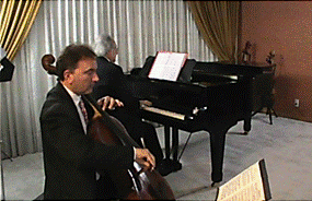 Un hombre sentado en un piano
Descripción generada automáticamente con confianza media